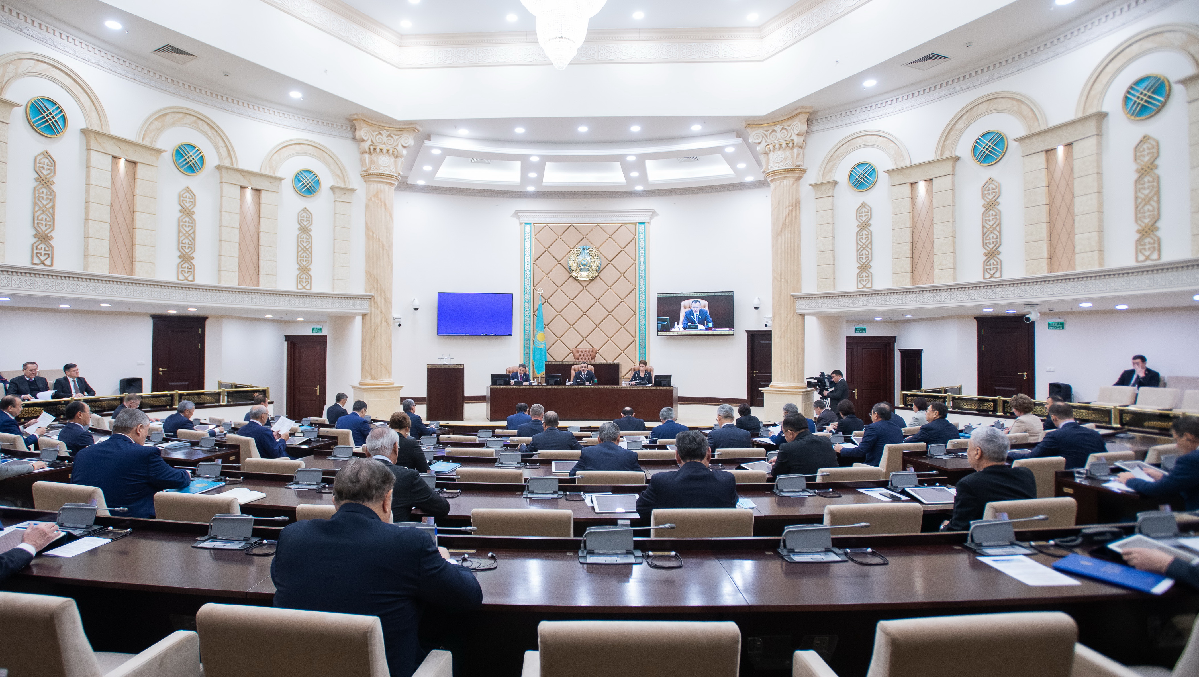 Демократия институттарын дамытудың нақты көрінісі