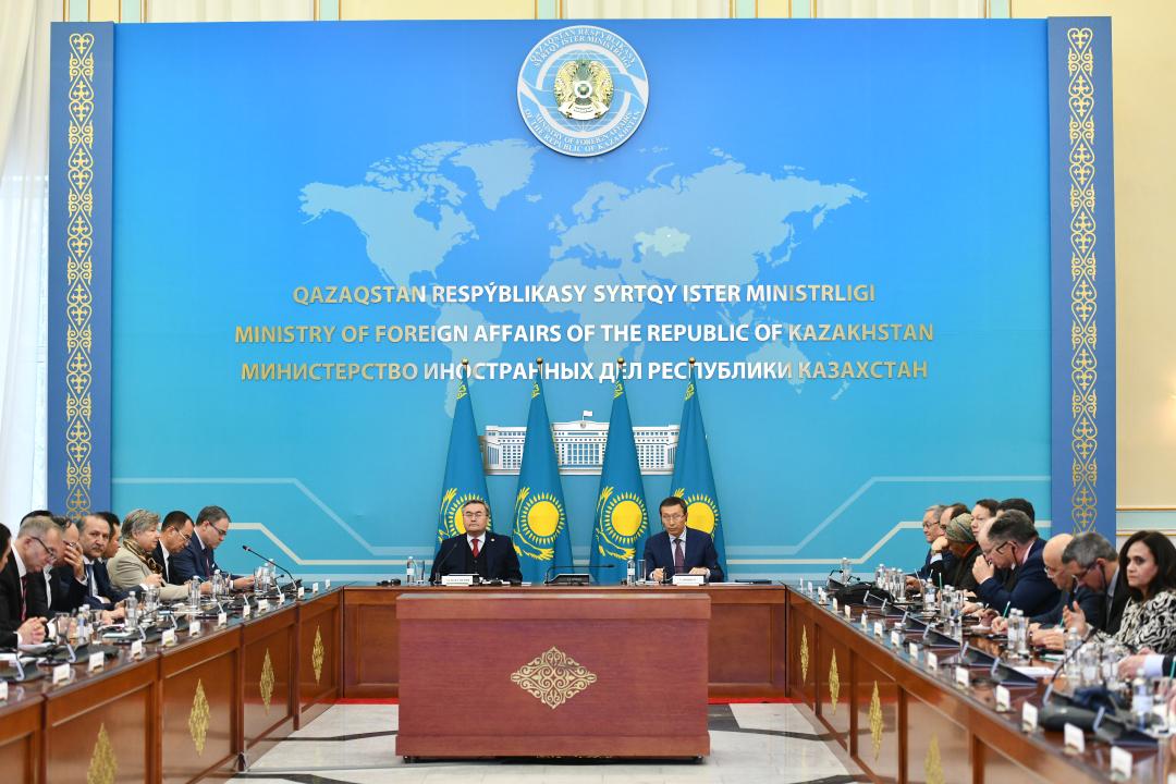 Дипломатиялық корпус өкілдерімен кездесті
