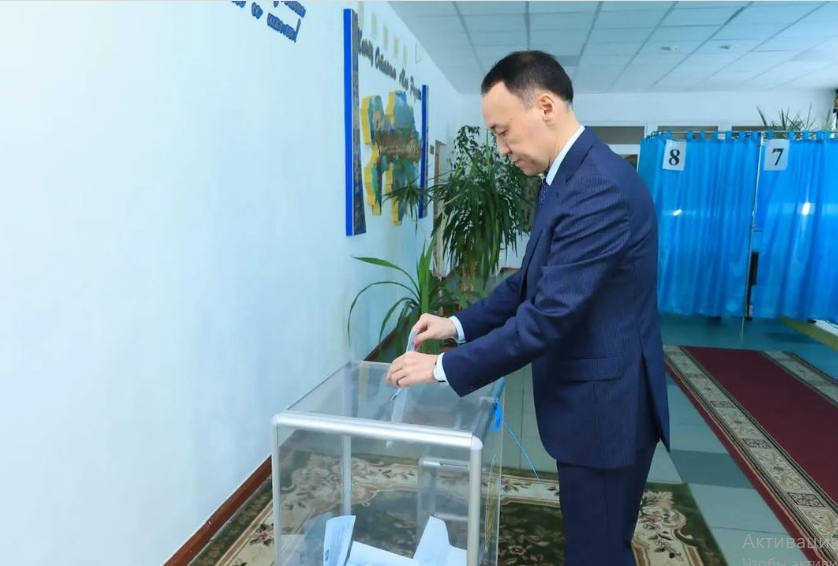 Архимед Мұхамбетов сайлау учаскелерінде жұмыс істеп жүргендерге алғыс айтты