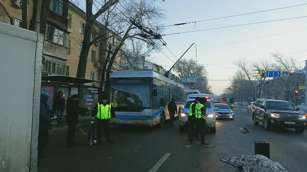 Алматыда троллейбус жүргізушісі көз жұмды