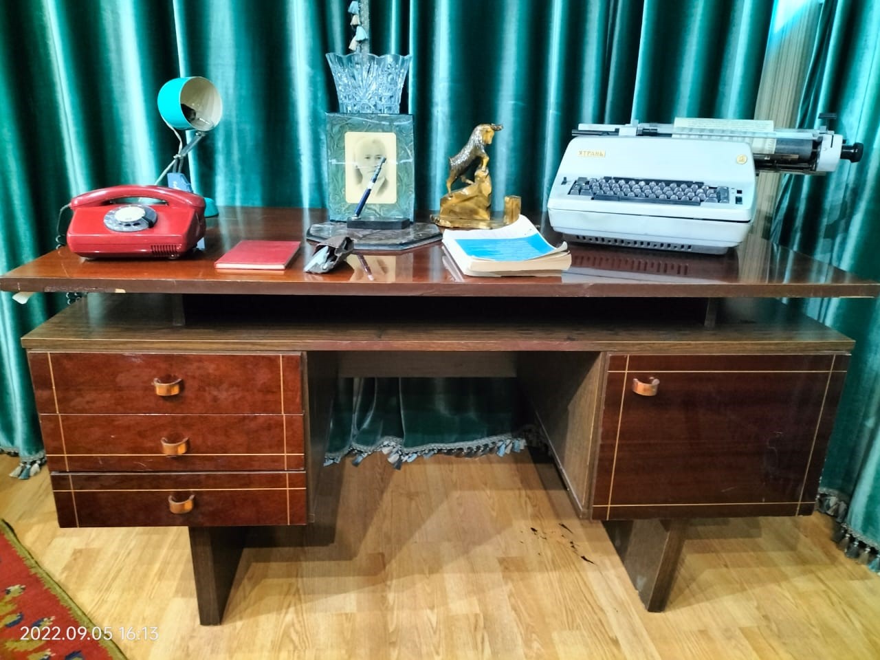 Есенберлиннің  жазу үстелі