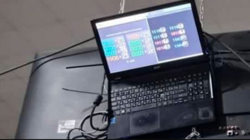 Желіде арнайы ХҚКО-да төбеге бекітілген ноутбук қызу талқыланып жатыр