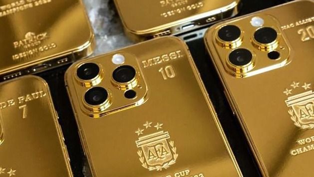Месси өз командасына алтынмен қапталған iPhone сыйға тартады
