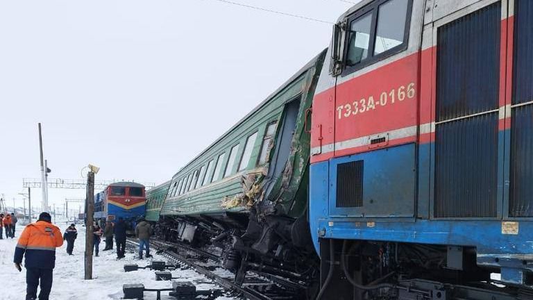 Ақтөбе облысында локомотив пен жолаушылар пойызы соқтығысты