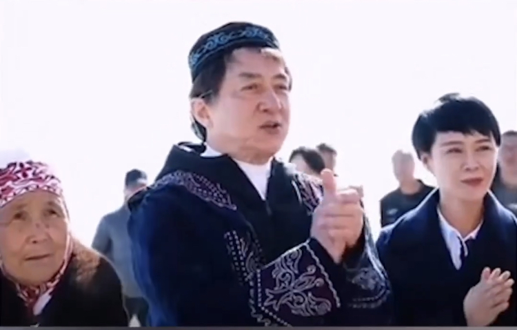 Қытайдағы этникалық қазақтар Джеки Чанға ат мінгізіп, шапан жапты