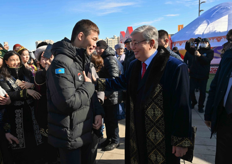 «Жарайсың, мақтан тұтамыз!». Президент Шавкат Рахмоновпен әңгімелесті