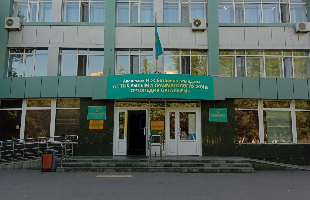 Тумысынан жүрмеген қызды аяғына тұрғызды