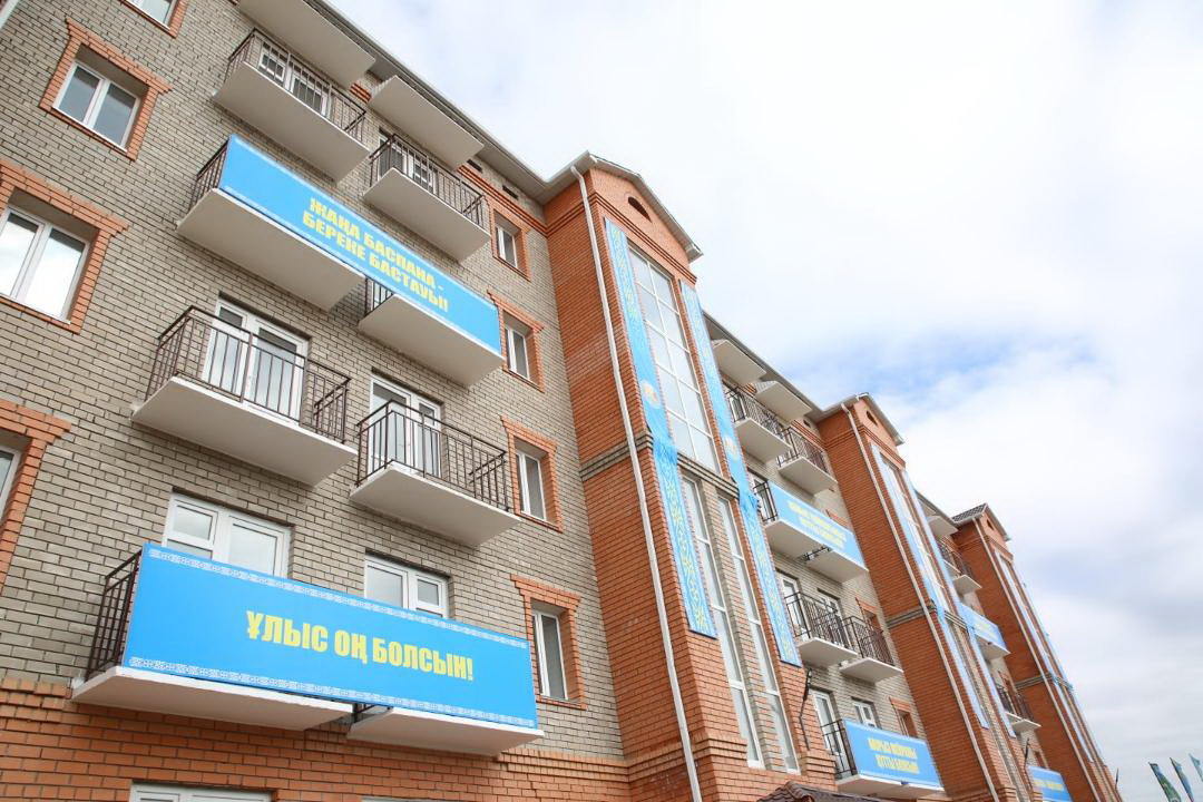 Апатты үйден жаңа баспанаға көшті