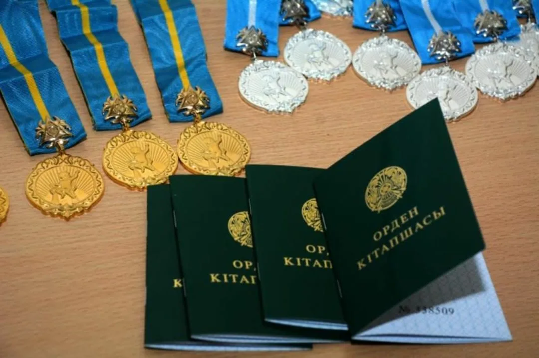 «Алтын алқа» мен «Күміс алқа» иелеріне жәрдемақы автоматты түрде тағайындалады