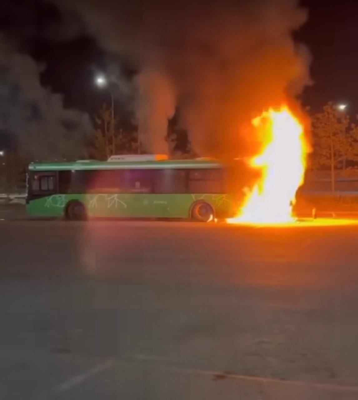 Алматы базарында жолаушылар автобусы өртенді