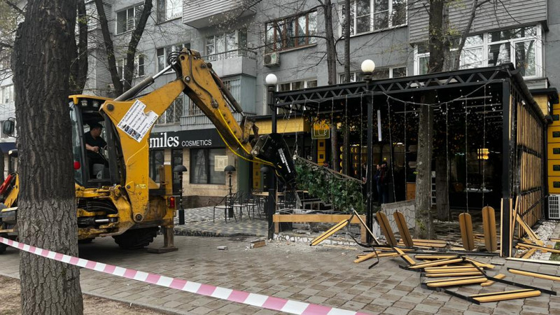 Алматыда тағы бір дәмхананың террасасы сүрілді