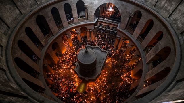 Пасха: Иерусалимде мыңдаған адам қасиетті қабір ғибадатханасына жиналды