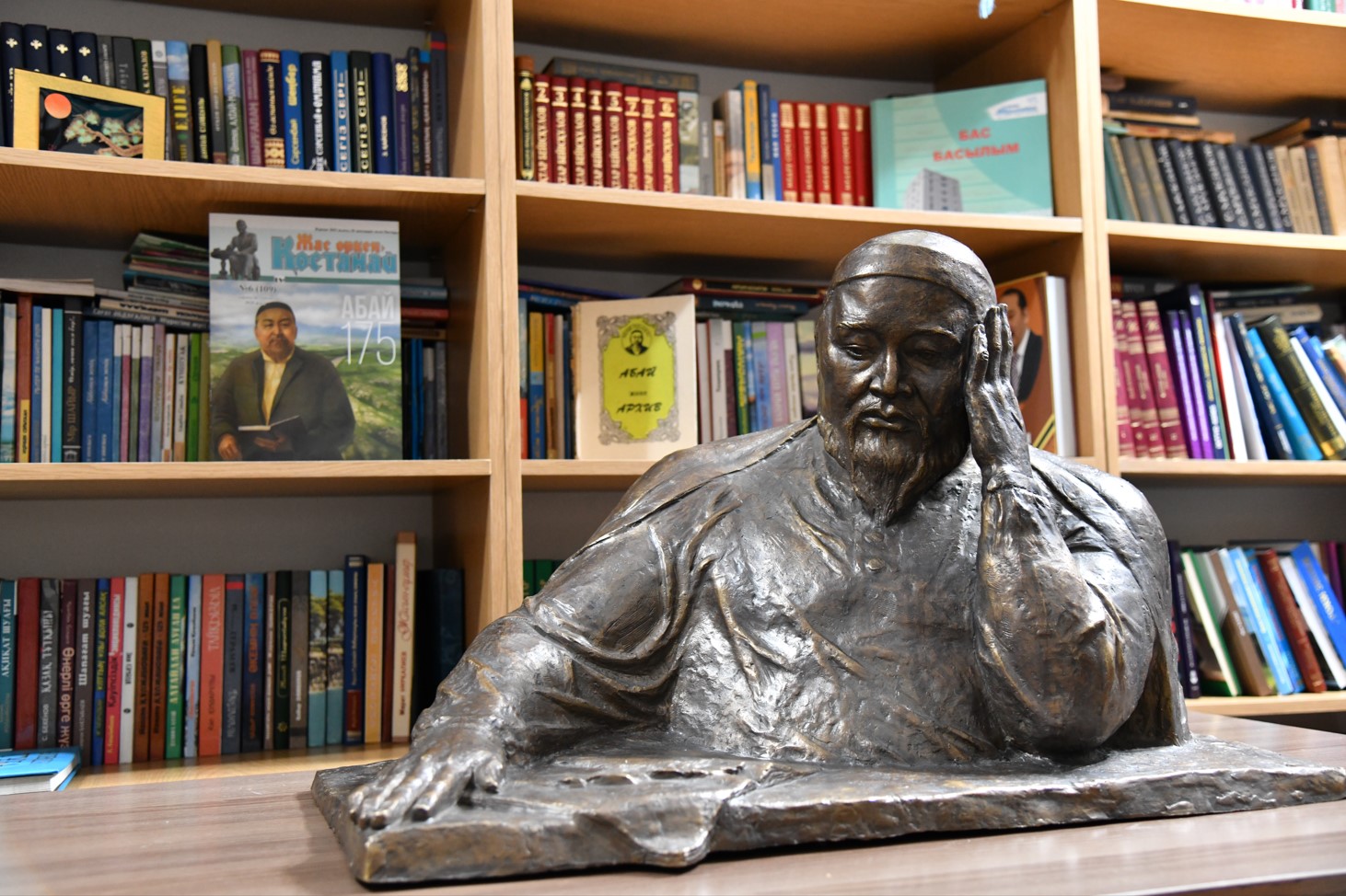 Әр қазақты дос тұтудың бұралаң жолы