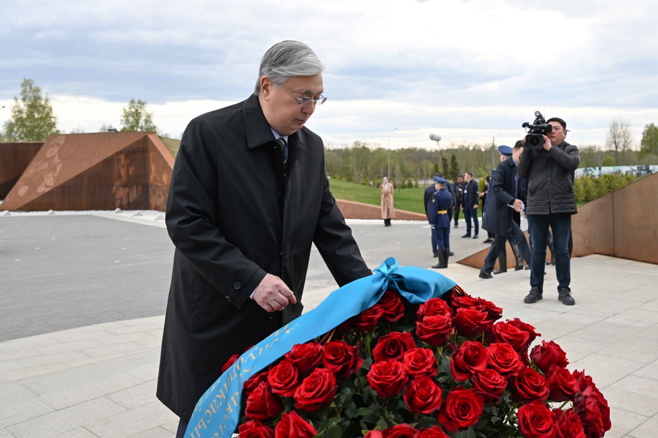 Қасым-Жомарт Тоқаев Ржевтегі совет солдатына арналған мемориалға барды