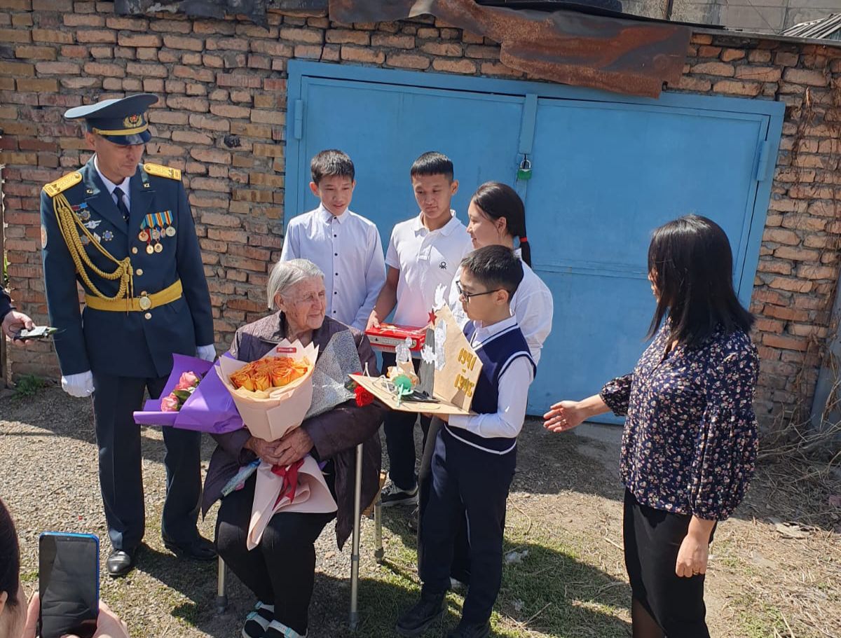 Ұлттық ұландықтар 101 жастағы Ұлы Отан соғысы ардагерін құттықтады