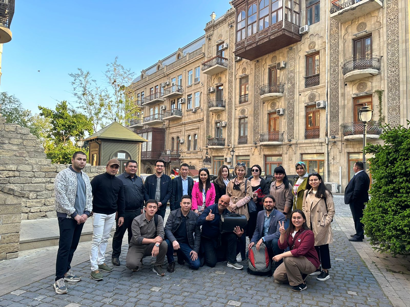 Бірінші қатардың ортасында отырған &ndash;  білгілі тарихшы Фуад Ахундов