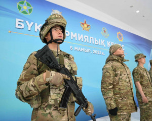 Президентке әскери қызметшілердің киім үлгілері таныстырылды