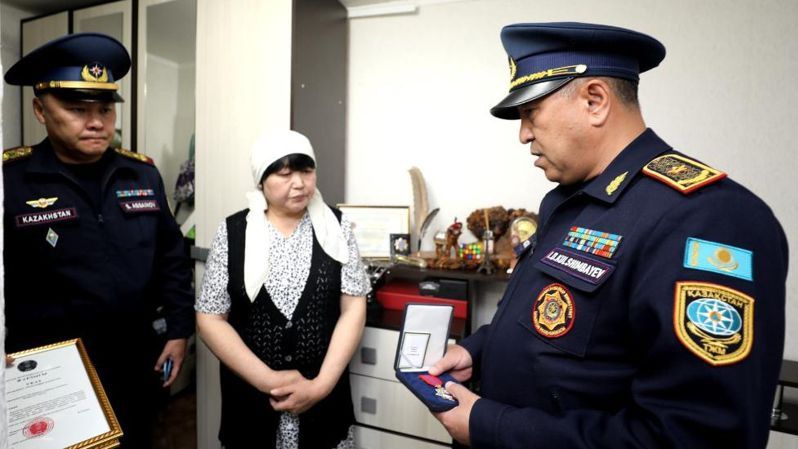 Медеу шатқалындағы өртті сөндіру кезінде қаза тапқан сержанттың анасына орден табысталды