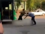 Алматыда автобус жүргізушісі жолаушымен төбелесті