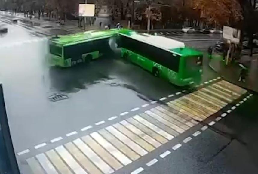 Алматыдағы автобус апаты: Жүргізушіге қатысты үкім шықты