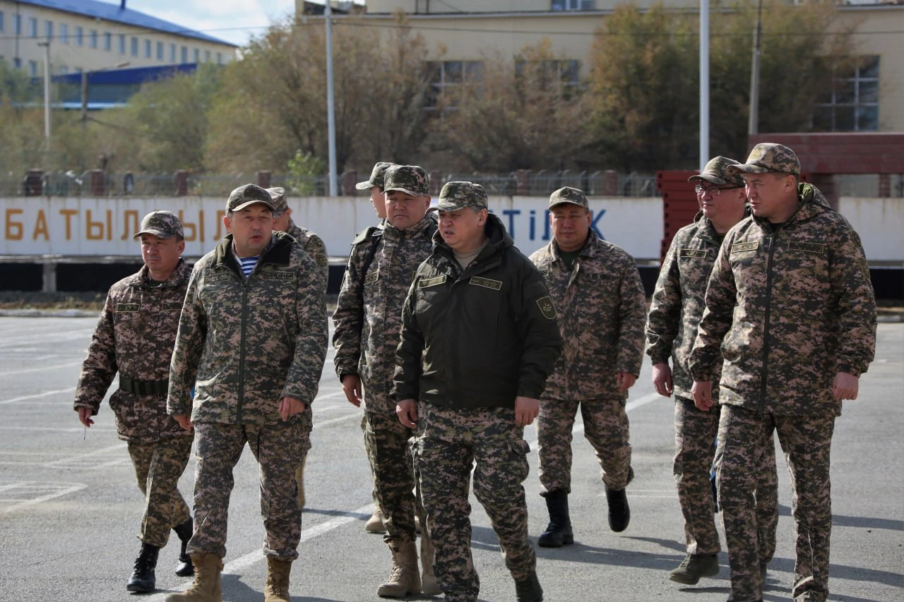 Қорғаныс министрінің орынбасары елдің шығысы мен батысындағы гарнизондарда болды