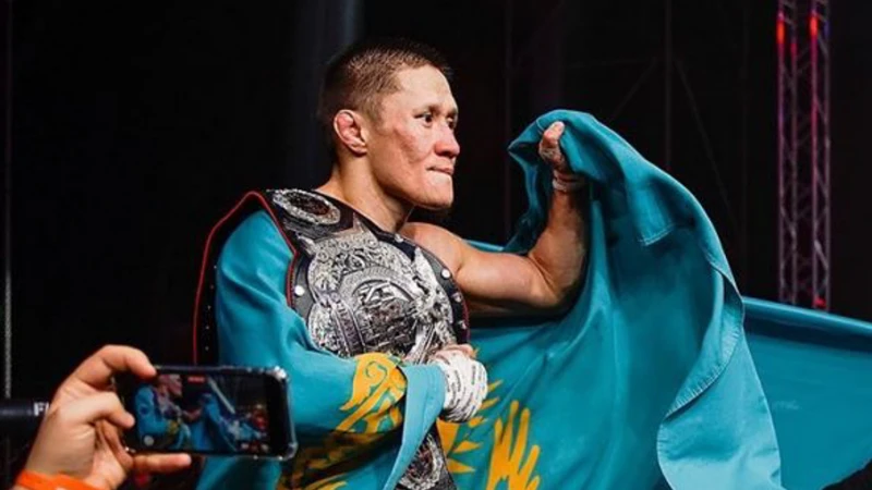 Жалғас Жұмағұлов аяғы сынғанына қарамастан, америкалық қарсыласын қапы қалдырды