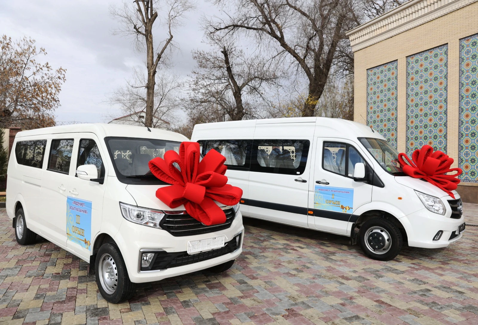 Шу өнерпаздарына шағын автобус бұйырды