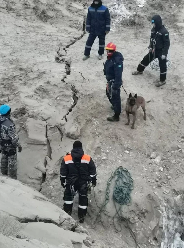 Алтын кенішінде ойыққа құлап кеткен жұмысшылар әлі де іздестіріліп жатыр