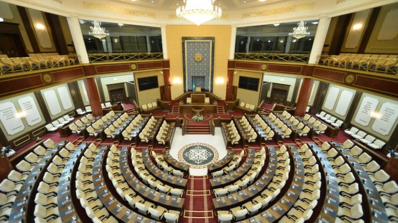 Парламент палаталарының бірлескен отырысы өтіп жатыр