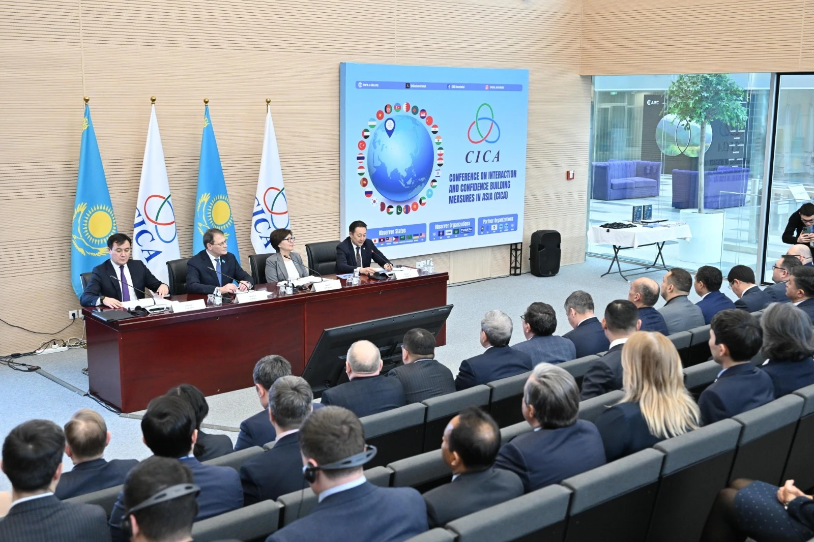 Депутаттар АӨСШК штаб-пәтеріне барды