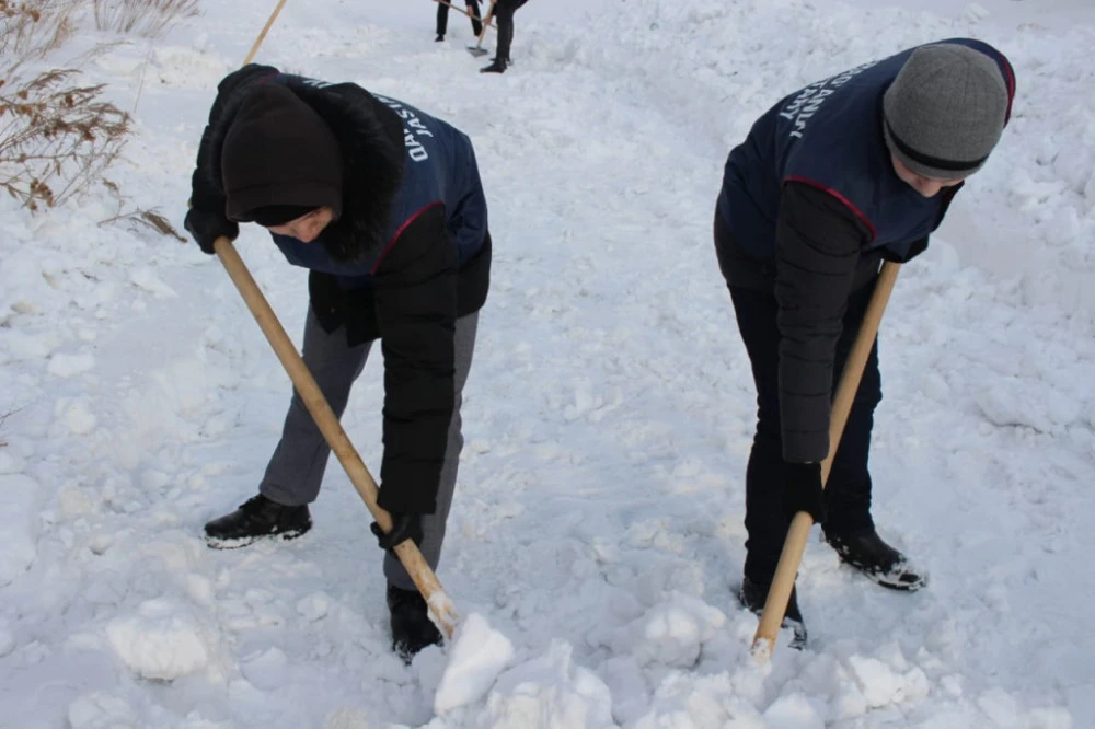 Қар күреп, қарттарға көмектесті