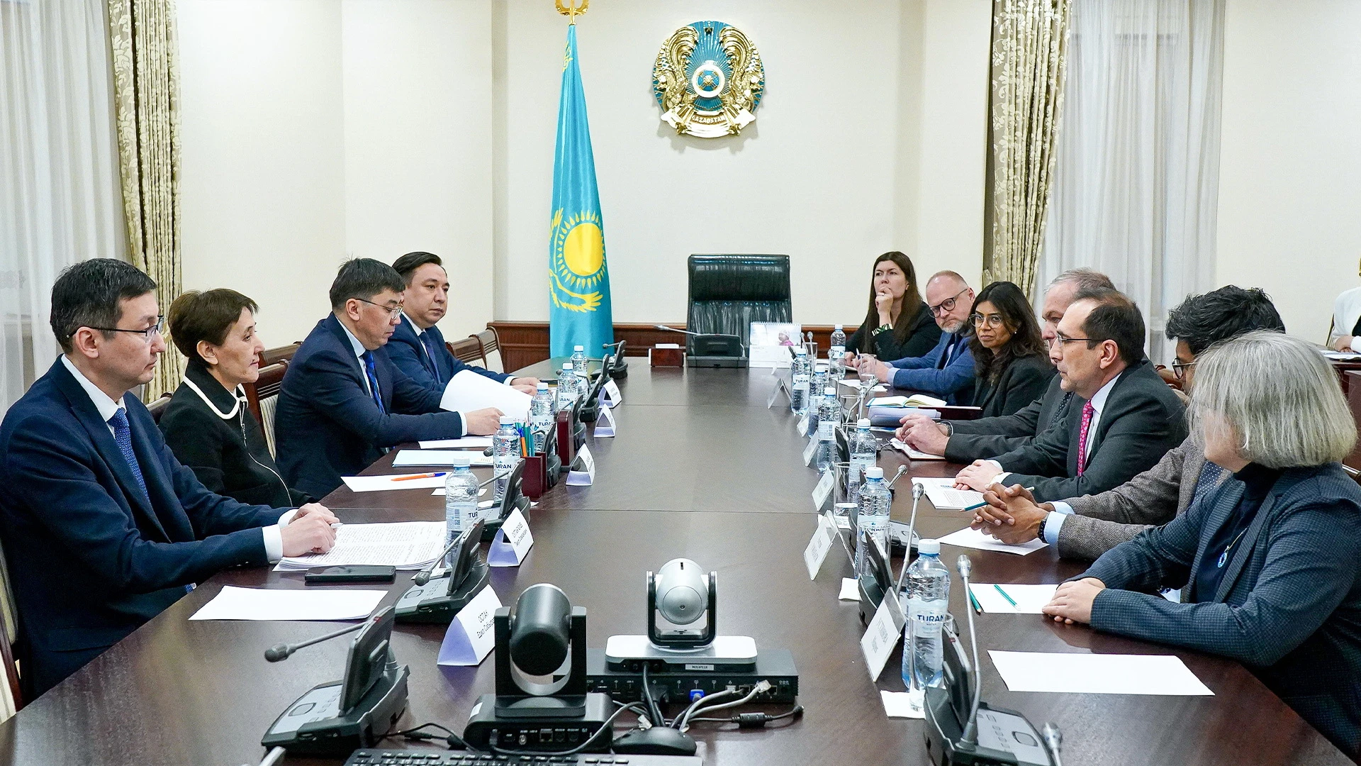 Дүниежүзілік банк өкілдерімен кездесті