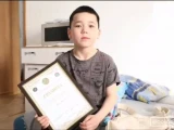 Құрбысын құтқаруға көмек шақырып үлгерген 7 жасар бала марапатталды