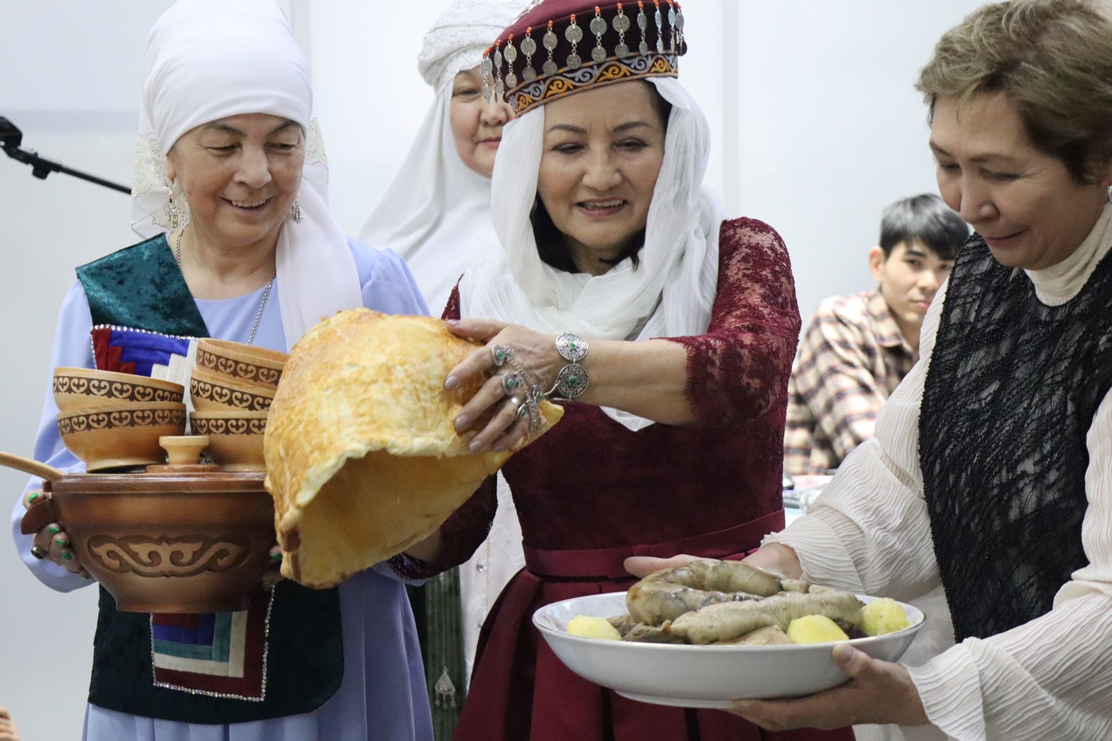 «Күміс ханымдар»: Елорданың өнерлі әжелері сынға түсті