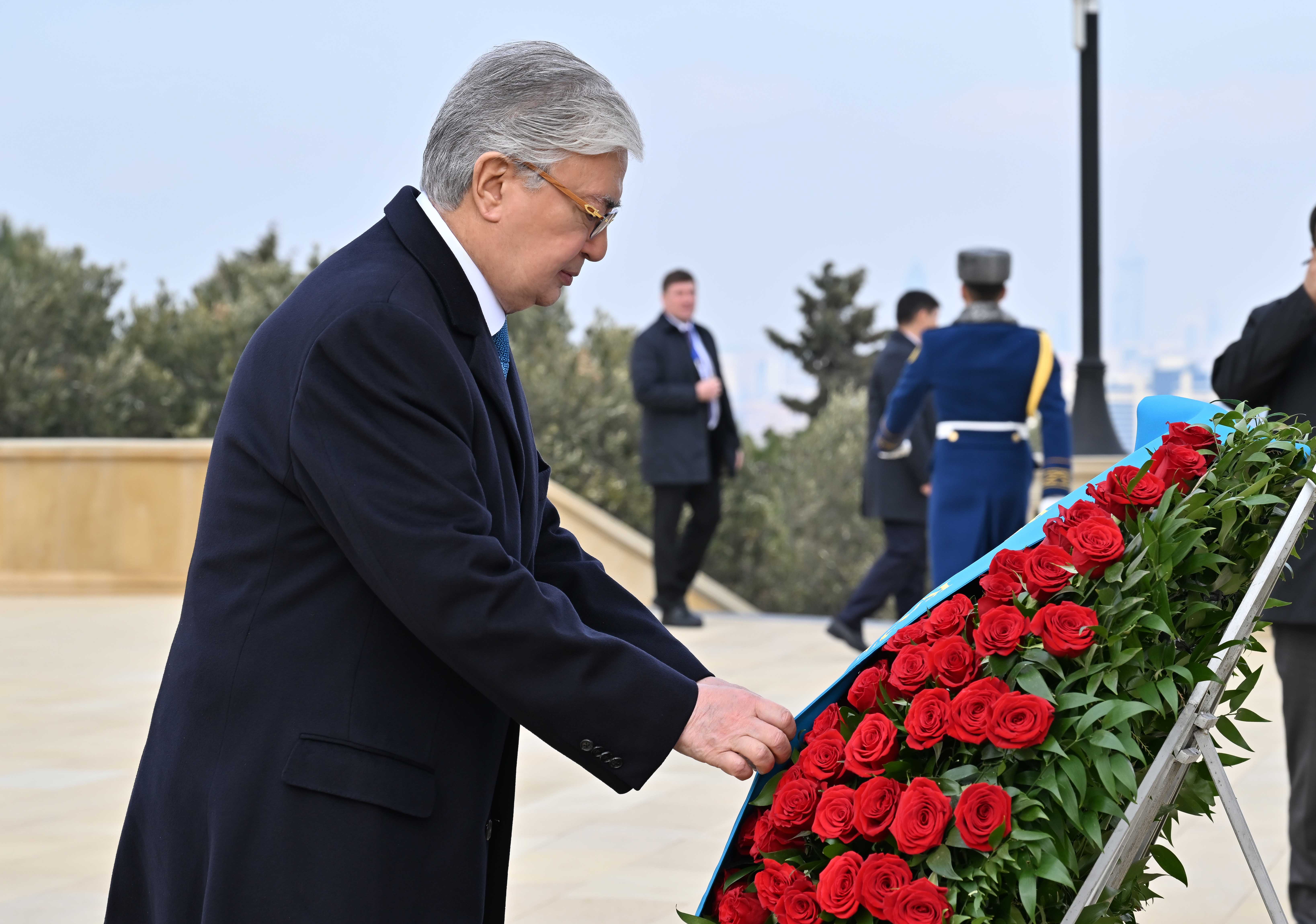 Президент Шаһиттер аллеясындағы мәңгілік алауға гүл шоқтарын қойды