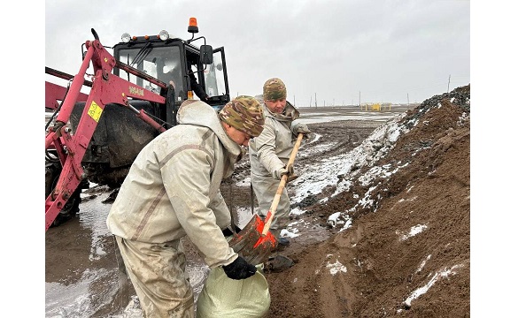 Әскерилер су басқан ауыл тұрғындарына жәрдемдесті