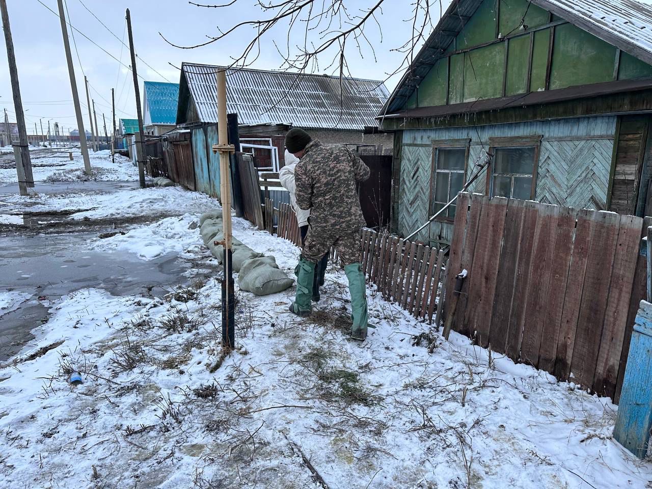 «Жастар Рухы» еріктілері тасқын судан зардап шеккен азаматтарға қол ұшын созды