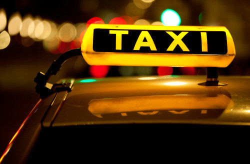 Астанада жас жігіт құлағы естімейтін такси жүргізушісін алдап кетті