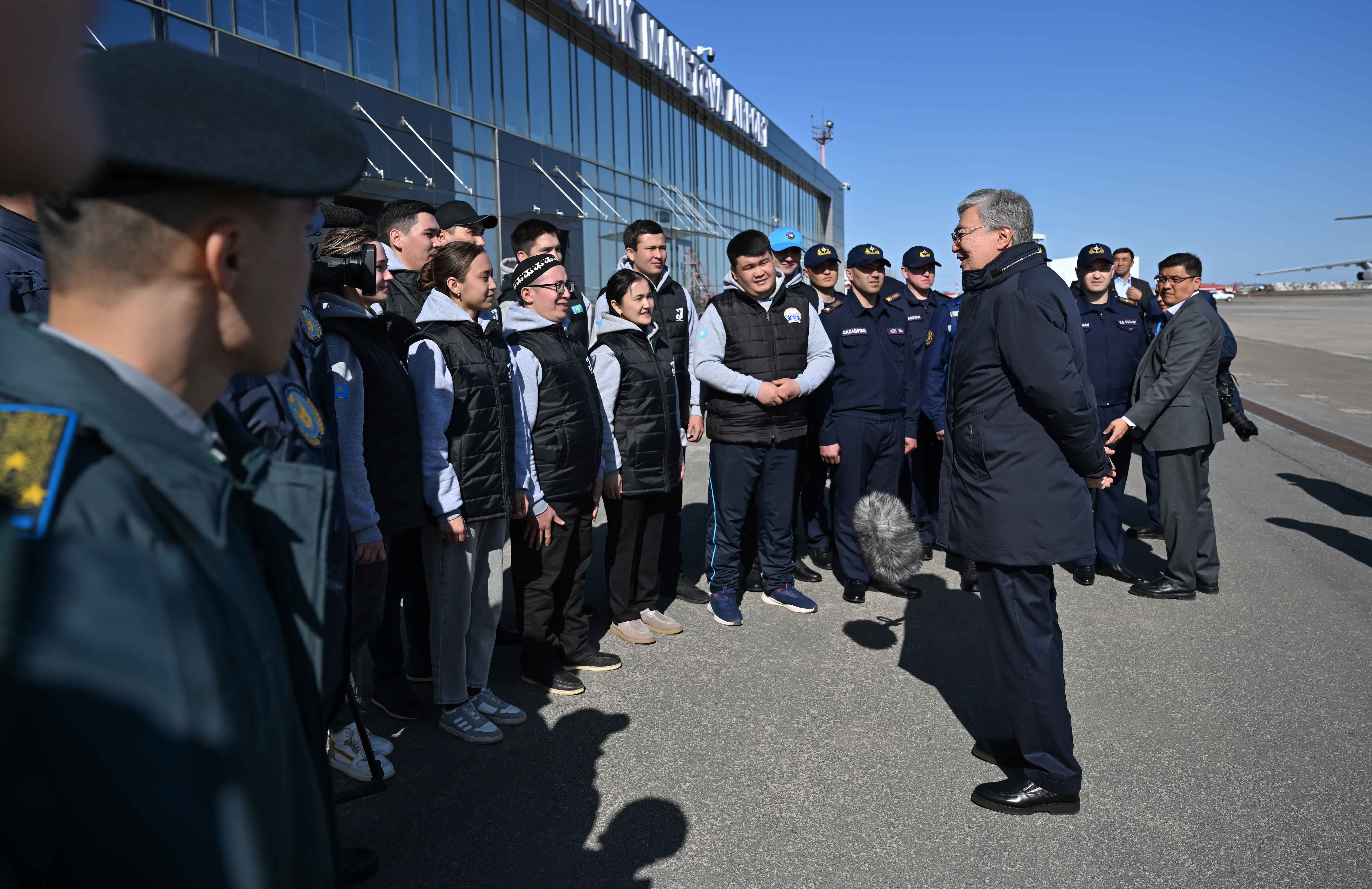 Президент су тасқынымен күресіп жатқан еріктілермен кездесті