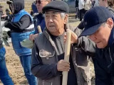 87 жастағы Ілия Жақанов Жайықтың жағасында бөгет салуға көмектесіп жүр