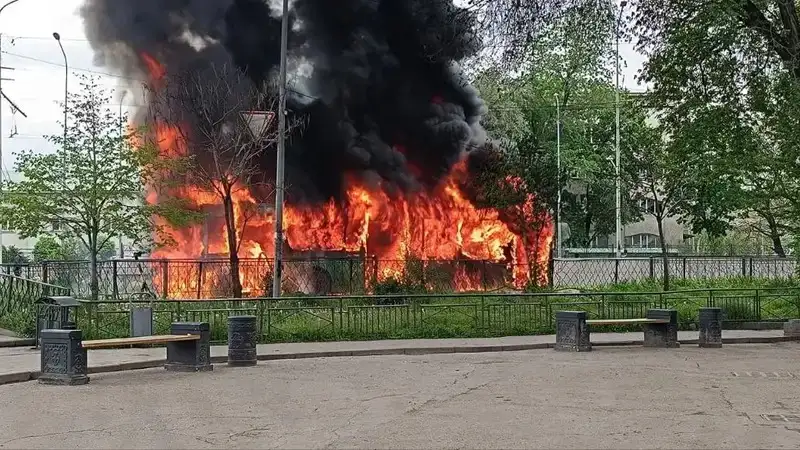 Алматы көшелерінің бірінде автобус өртеніп кетті