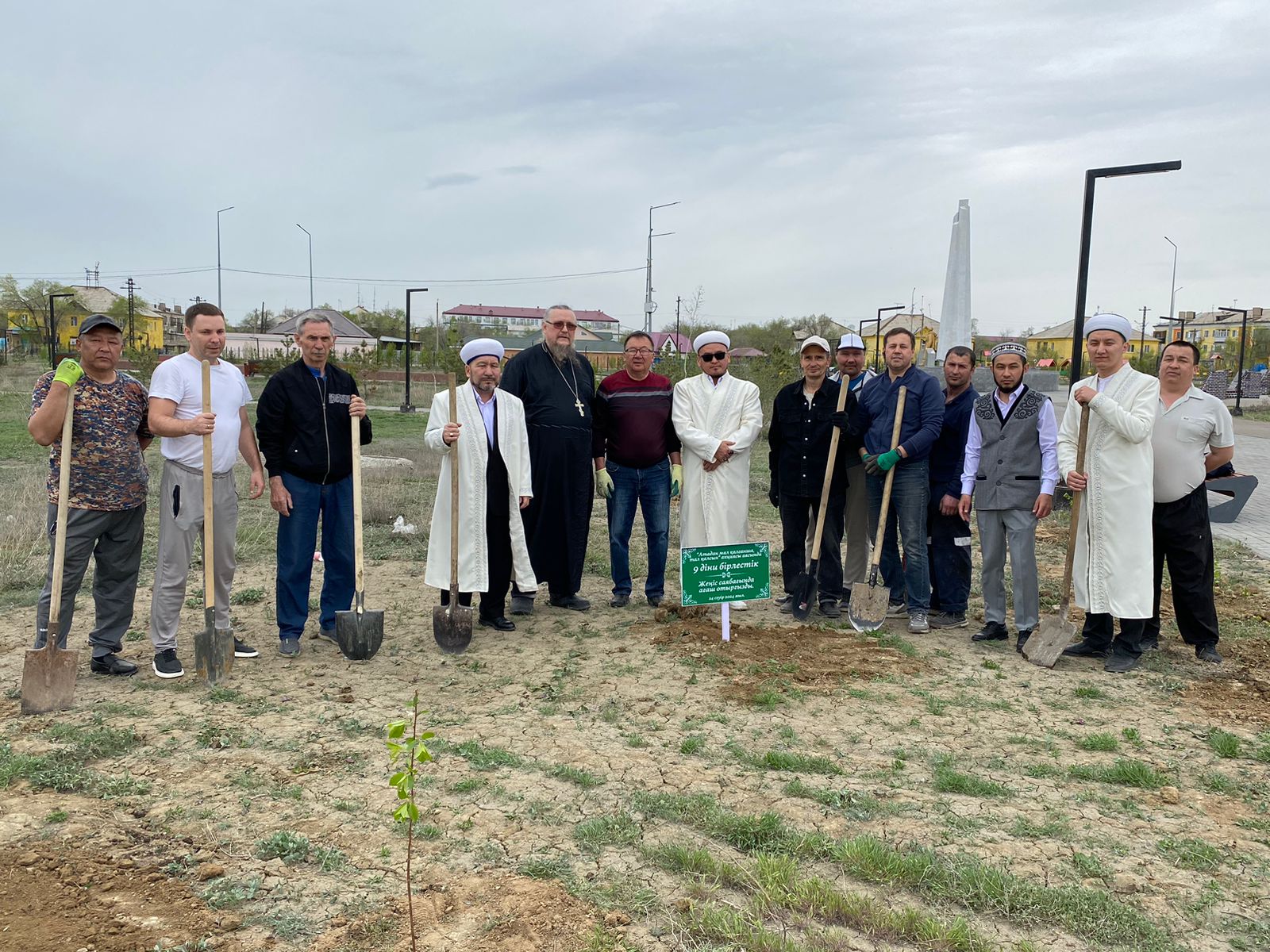 Діні бөлек, діңі бір