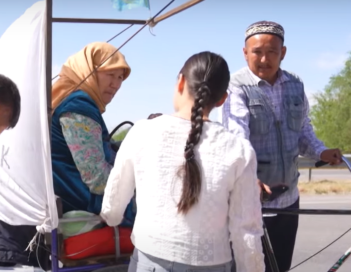 Түркістанның тұрғыны әпкесімен бірге Меккеге велосипедпен аттанды