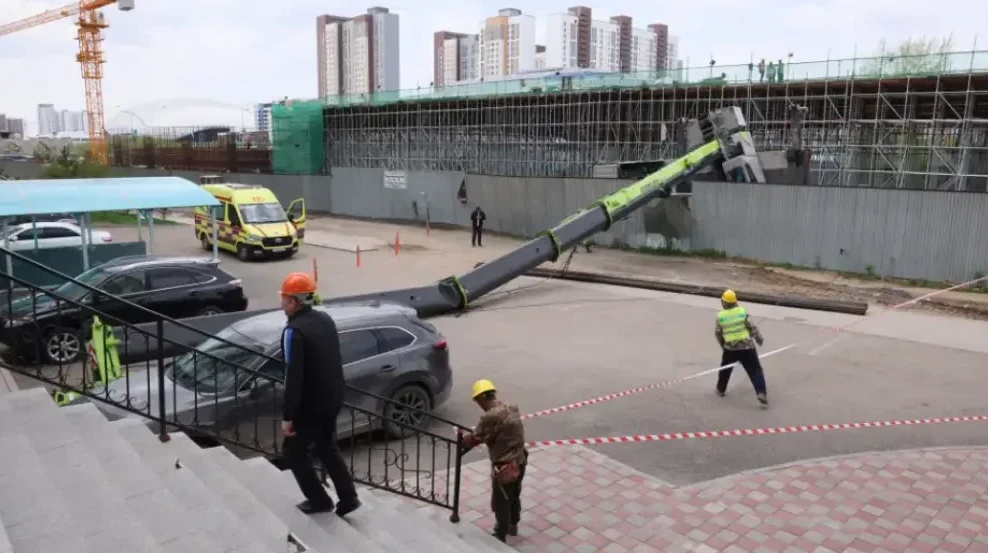 Астанда LRT құрылысында кран құлады