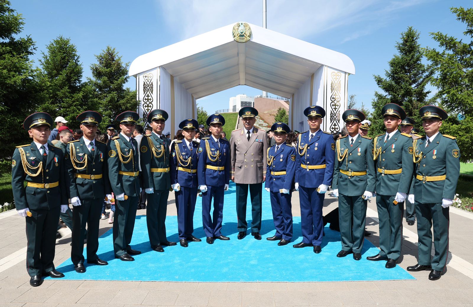Қорғаныс министрі әскери оқу орындарының үздік түлектеріне погондар табыстады