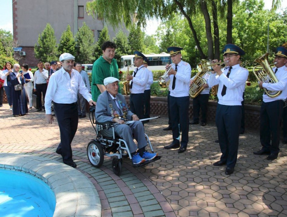 м