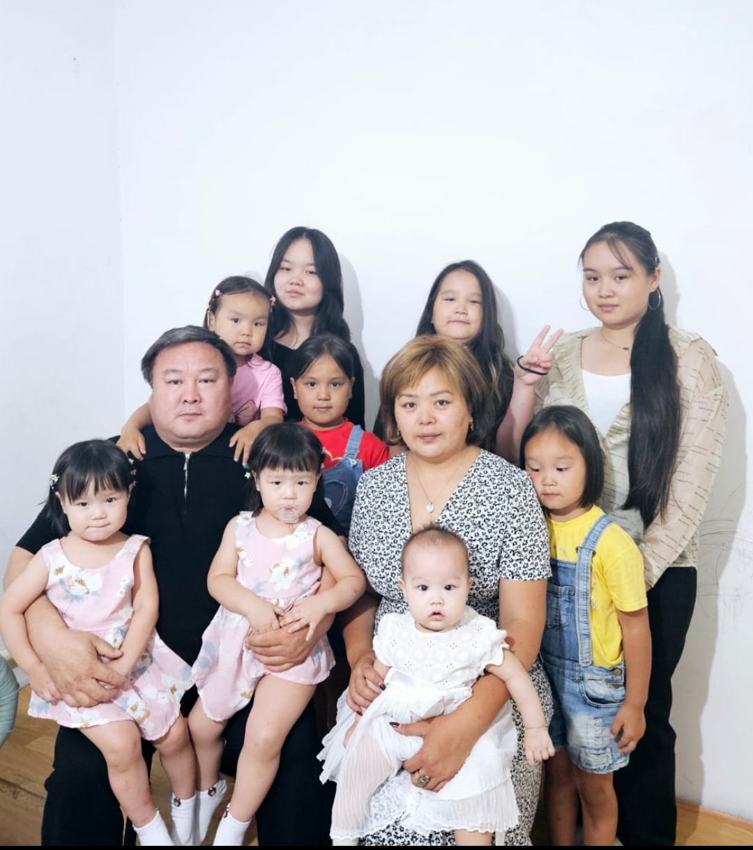 9 қызды үкілеген майор әке