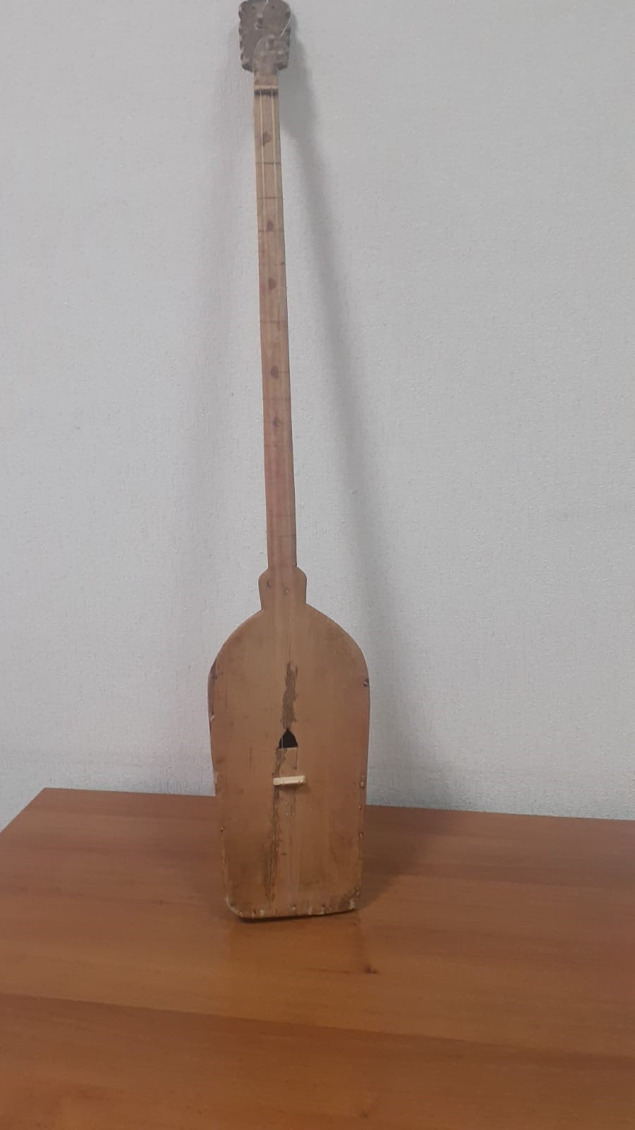 Қарағайдан жасалған домбыра