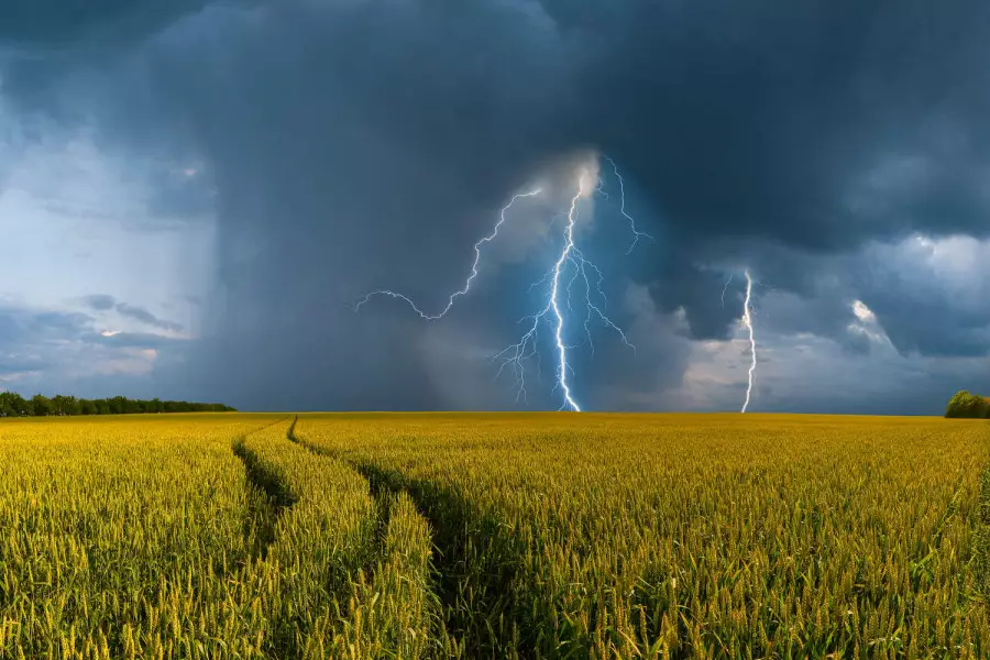 Атырау облысында шетелдік азаматтың үстіне найзағай түсті