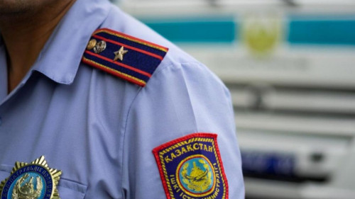 Полицейлер төртінші қабаттан секірмек болған тұрғынды құтқарып қалды